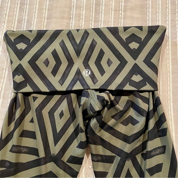 Lululemon Wunder Under Fold Over Waist Leggings in Olive Green Black Geometric 2 - Picture 4 of 8